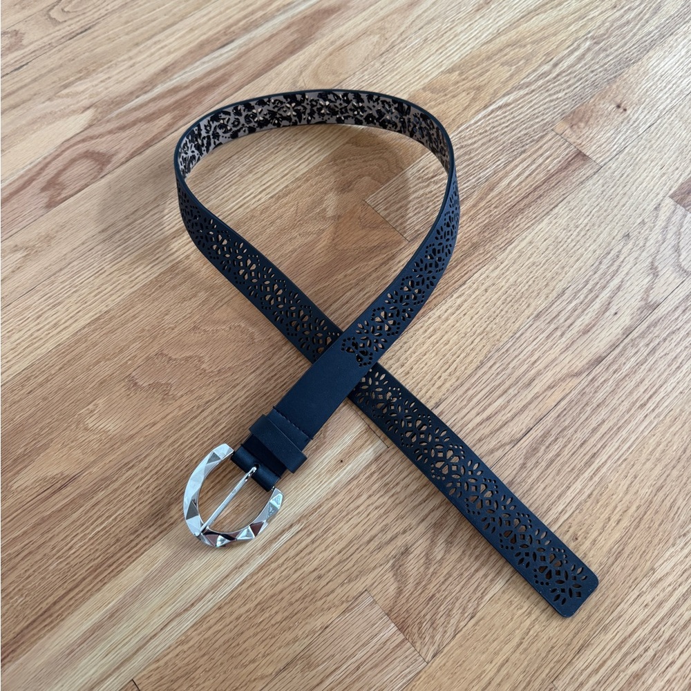 Patterned black belt with silver buckle - Picture 1 of 3